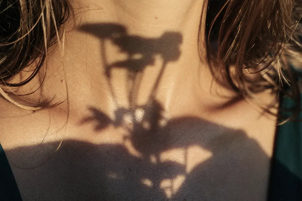 cou d'une femme avec ombre de fleurs