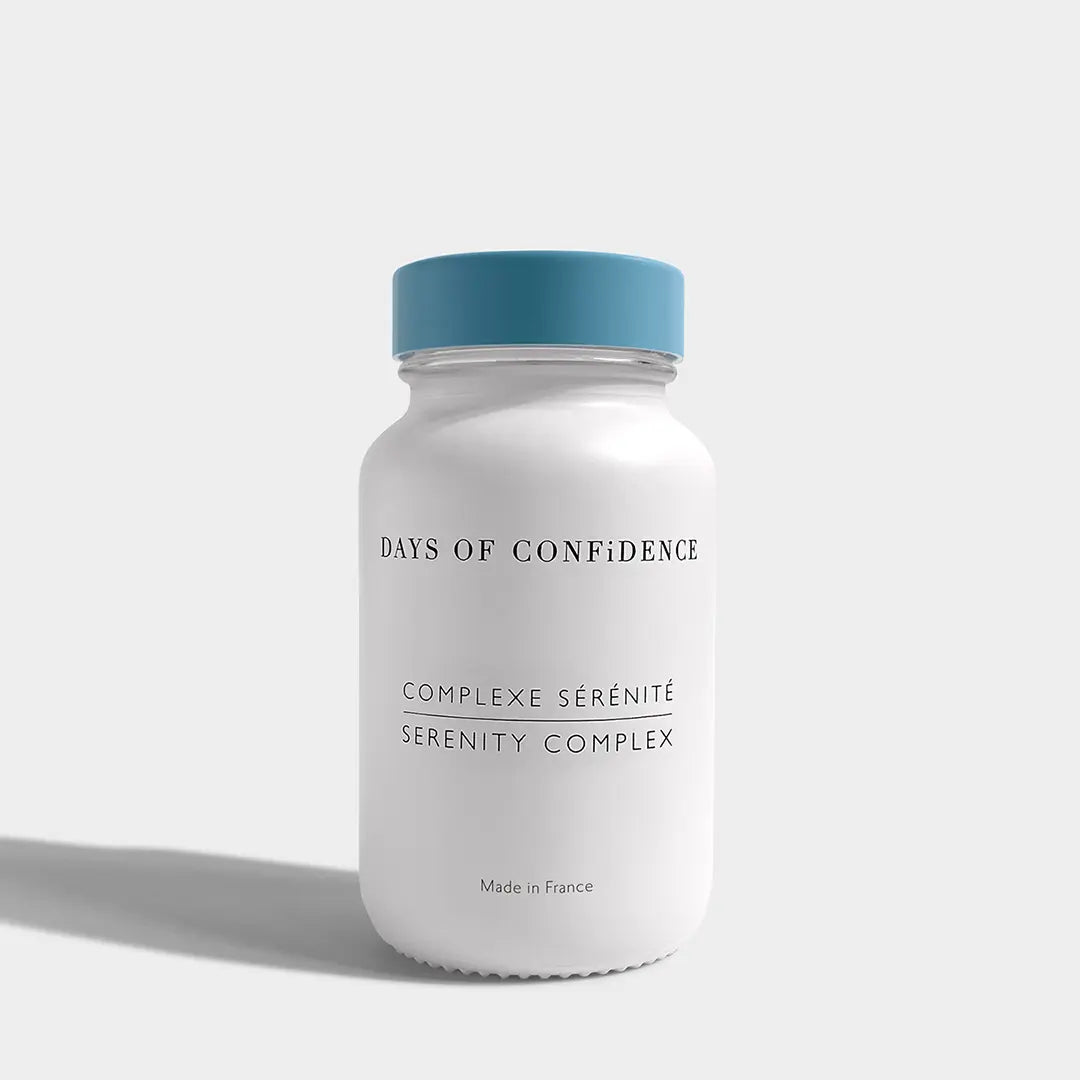 photo packshot sur fond blanc complément alimentaire sérénité pour sommeil réparateur et se débarasser du stress et anxiété belle peau marque beauté bien être holistique days of confidence packaging blanc et capuchon bleu anxiété complément alimentaire complement alimentaire pour stress complément alimentaire anti stress complément alimentaire sommeil profond hide-EN