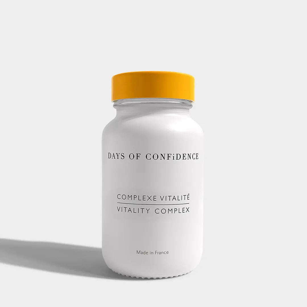 photo packshot sur fond blanc complément alimentaire vitalité pour énergie pousse des cheveux et ongles belle peau marque beauté bien être holistique days of confidence packaging blanc et capuchon jaune cheveux complement alimentaire complément alimentaire chute de cheveux complément alimentaire pousse cheveux