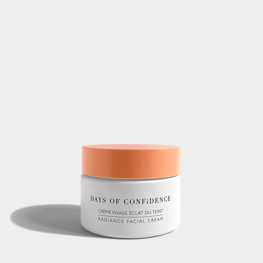 photo packshot sur fond blanc crème hydratante visage éclat du teint pour bonne mine et teint radieux belle peau marque beauté bien être holistique days of confidence packaging blanc et capuchon rose creme anti age creme anti ride creme bio visage  creme peaux matures