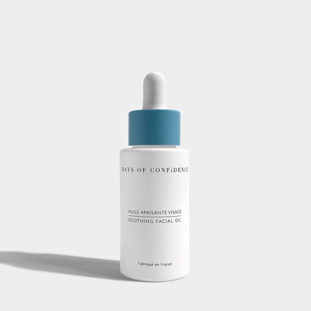 photo packshot sur fond blanc huile apaisante visage nuit belle peau marque beauté bien être holistique days of confidence packaging blanc et capuchon bleu huile pour le visage huile visage jojoba oil huile bio pour le visage huile de jojoba bio huile hydratante visage huile visage non comedogene huile visage peau mature huile visage nuit macadamia
