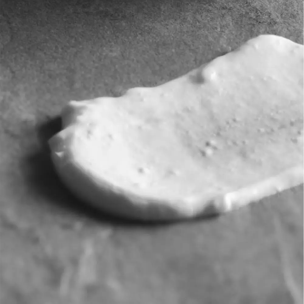 days of confidence marque beauté bien être holistique qui produit soins visages et compléments alimentaires éco responsable naturels bio t durables photo noir et blanc crème blanche déposée sur fond sombre produit de la marque days of confidence texture généreuse onctueuse